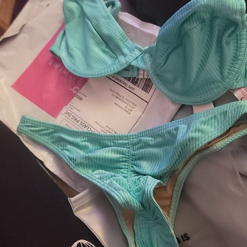 Bikini - Picture 2 of 5